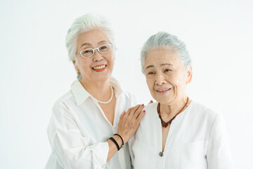 笑顔で話すシニア女性たち