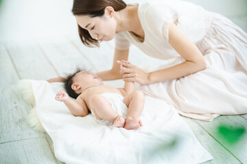 おむつ姿で泣く赤ちゃん