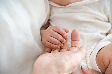 赤ちゃんを抱っこしてふれあうシニア女性