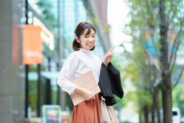 人差し指を立てるポーズをする女性