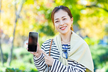 スマートフォンを手にする女性