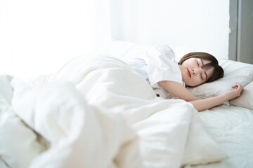 ベッドで眠る女性