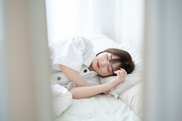 ベッドで眠る女性