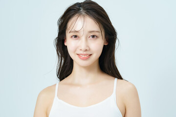 肌ツヤの良い若い女性の美容イメージ