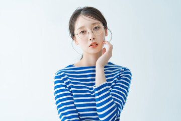 メガネをかけて真剣な表情の若い女性