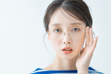 メガネをかけて真剣な表情の若い女性