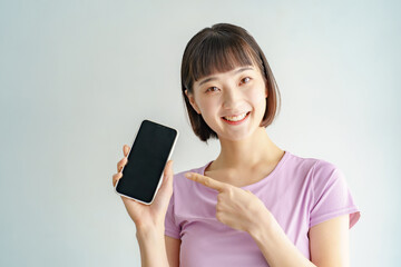 スポーツウェア姿でスマートフォンを持つ女性