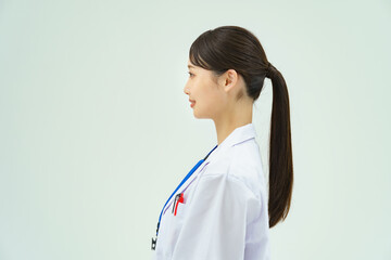 白衣の女性
