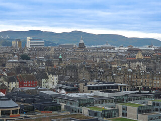 Obraz premium Panoramic View of Edinburgh Cityscape with Distant Hills