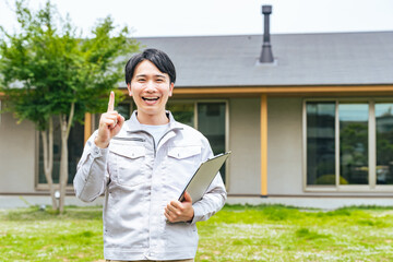 住宅を案内する男性作業員