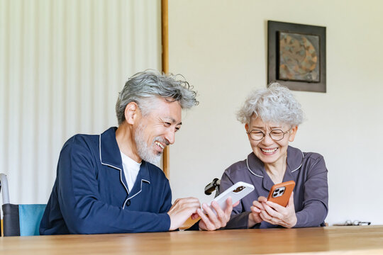 スマホ、スマートフォン、シニア、夫婦、カップル、アプリ、笑顔、SNS、ユーザー、携帯電話、インターネット、オンライン、介護、web、キャンペーン、パジャマ、高齢者、お年寄り、老人、中高年、おじいちゃん、おばあちゃん、年配、老後、60代、70代、長生き、長寿、車椅子、女性、男性、日本人、ゲーム、車いす、明るい、ポジティブ、リラックス、口コミ、楽しい、動画、メール、ニュース、デイサービス、ケアシステム