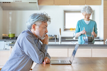 ダイニングでくつろぐシニアカップル