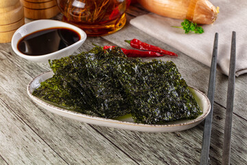 Seaweed roasted nori chips heap