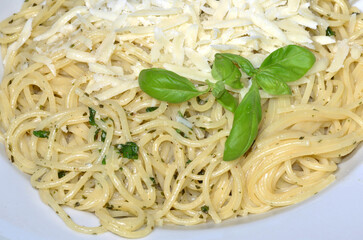 Spaghetti mit weißem Pesto und Basilikum
