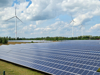 Solarpark  und Windräder 