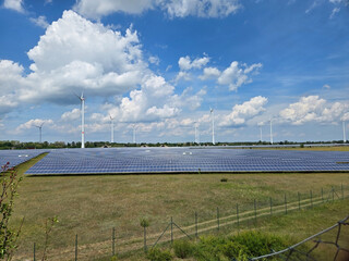 Solarpark  und Windräder 