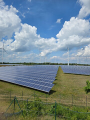 Solarpark  und Windräder 