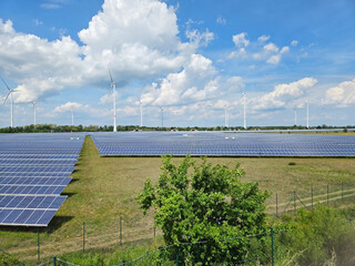 Solarpark  und Windräder 