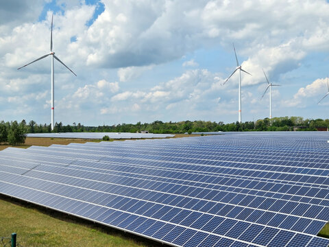 Solarpark  und Windr&auml;der 