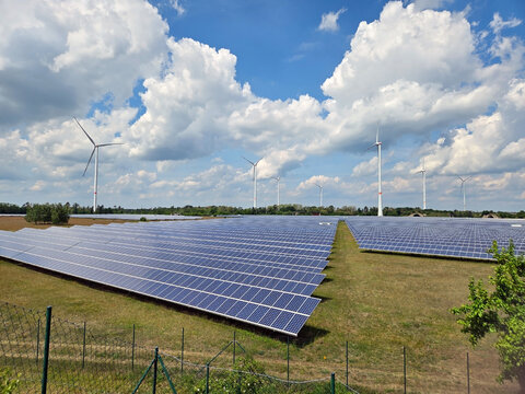 Solarpark  und Windr&auml;der 