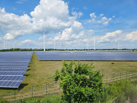 Solarpark  und Windr&auml;der 