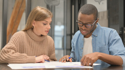 Obraz premium Multi Ethnic People Doing Paperwork Together