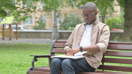 Obraz premium Young African Man Coming to Bench with Laptop
