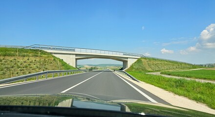 Autofahren auf einsamer Landstraße 