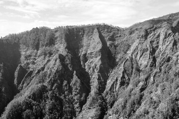 Felsformation mit steilen Hängen im Innern von Madeira