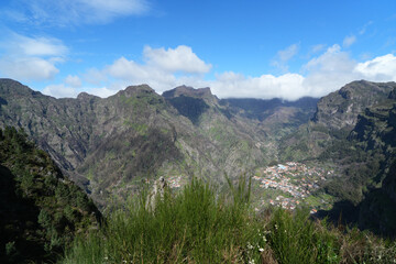 Felsformation mit steilen Hängen im Innern von Madeira