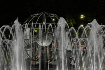 Springbrunnen mit verschiedener Beleuchtung bei Nacht in Funchal