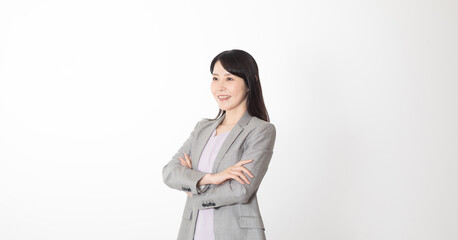 腕組みをするスーツ姿の女性