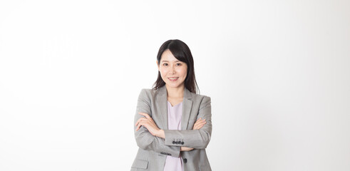 腕組みをするスーツ姿の女性