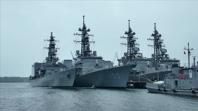 雨の公園から見える海上自衛隊の護衛艦