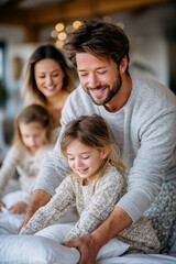 Fototapeta premium Una familia con dos niñas pequeñas se divierte jugando con almohadas en una habitación cálida. Todos sonríen y están vestidos con ropa cómoda. 