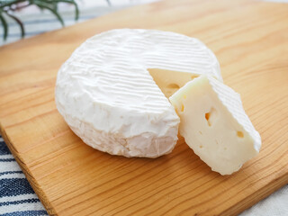  カッティングボードの上の切り分けたカマンベールチーズ
