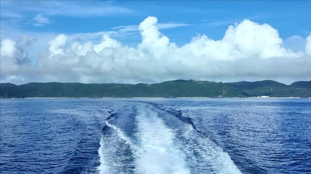 慶良間諸島に向かう高速船から見る渡嘉敷島