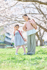 桜の下で微笑む姉妹の日常