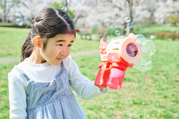 公園でシャボン玉を作る女の子