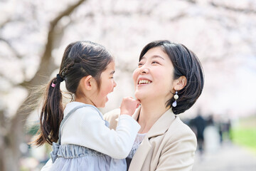 Fototapeta premium 桜の下で親子の微笑み