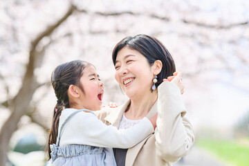母と娘の温かい春風景