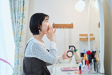 化粧をする若い女性の日常
