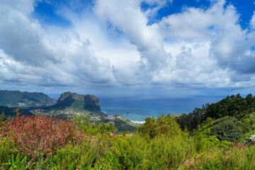 Blick auf die Nordküste von Madeira bei interessanter Wolkenkulisse