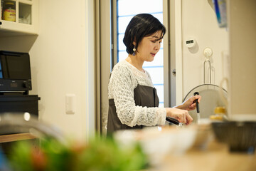 キッチンで料理をする女性