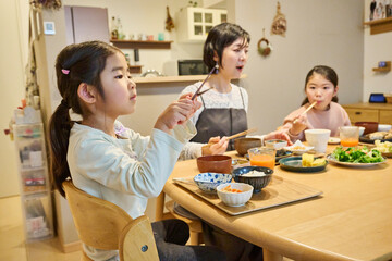 家族で楽しい食事時間の様子