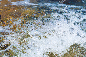 初夏の水辺　清流の流れ水面のアップ　149