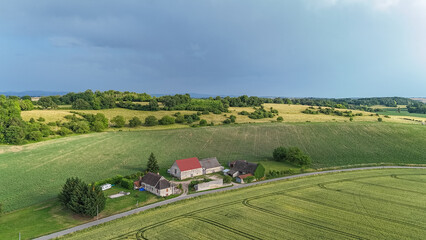 Paysage aérien d'une ferme de campagne au milieu d'un champ dans la nature en été