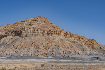 Tropic Shale；Slumps and landslides；Straight Cliffs Formation, lower unit with John Henry...