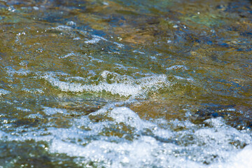 初夏の水辺　清流の流れ水面のアップ　159