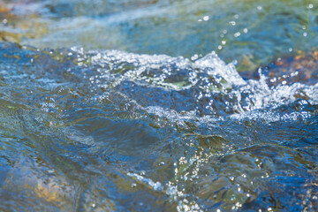 初夏の水辺　清流の流れ水面のアップ　183